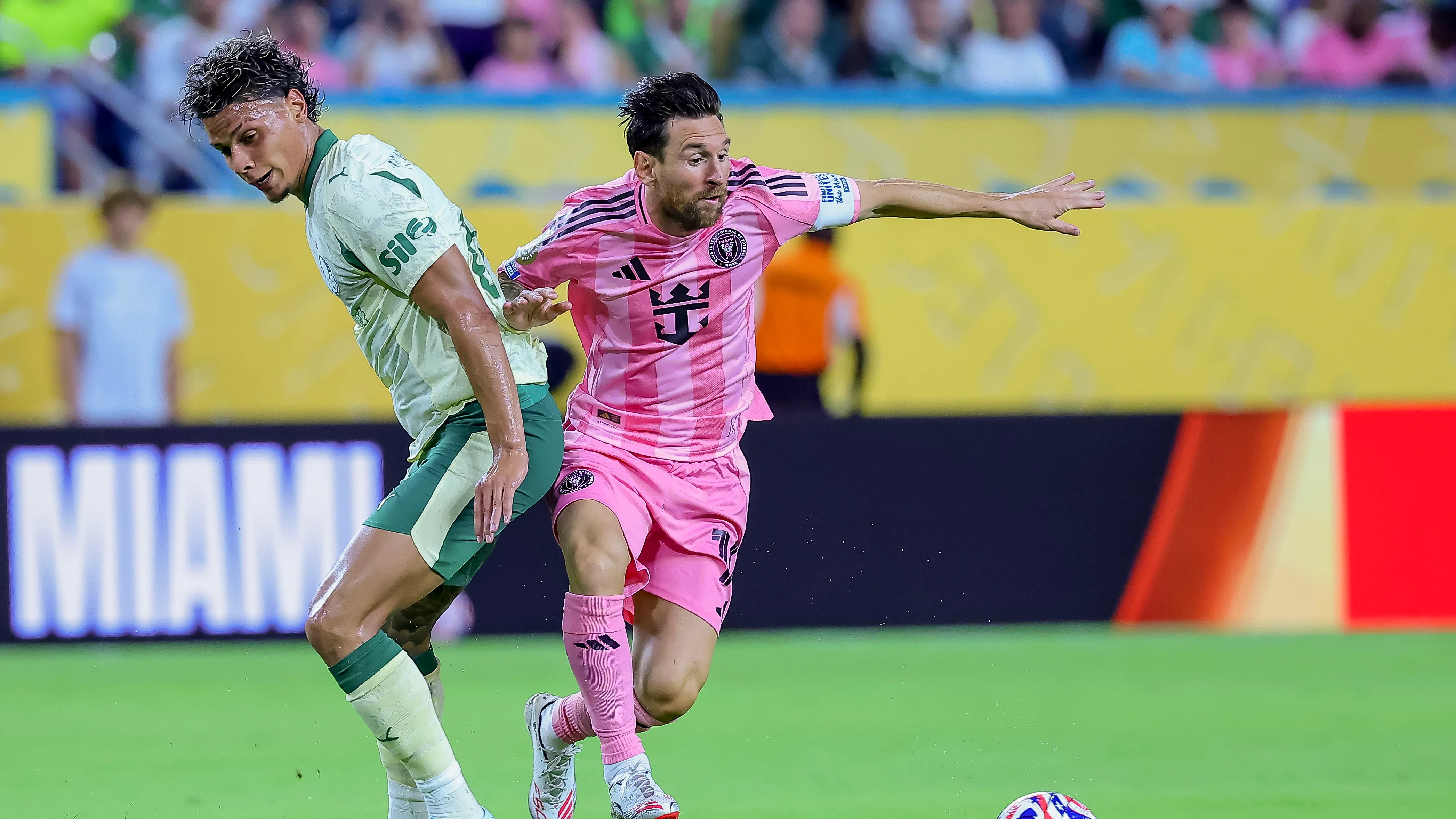 Lionel Messi, del Inter Miami, disputando un partido contra Richard Ríos, de Palmeiras.