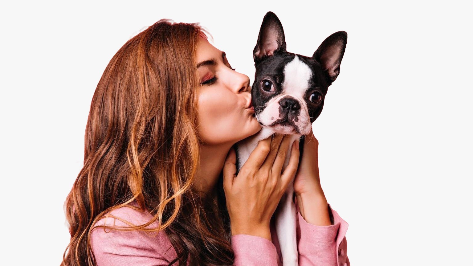 Mujer besando a su mascota, un perro.