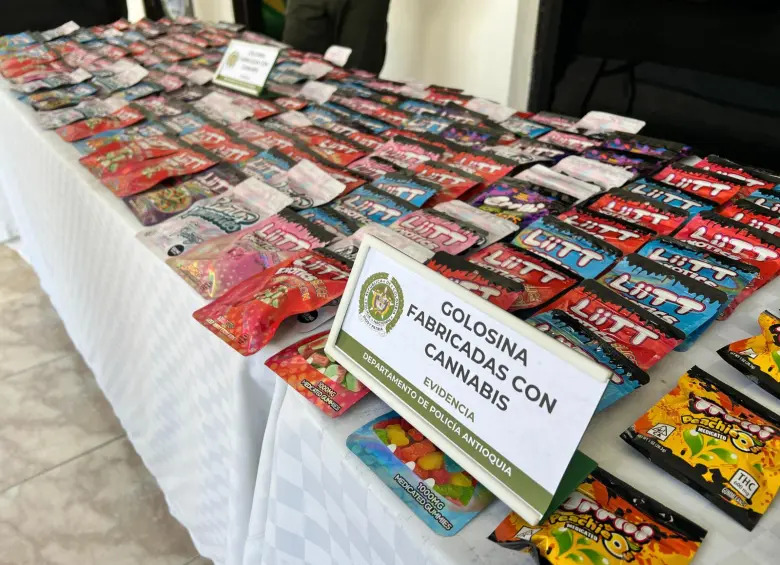 Paquetes de dulces incautados.