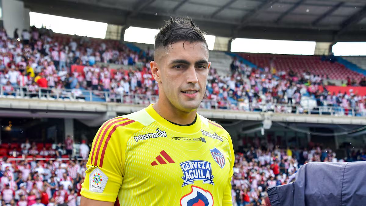 Santiago Mele saliendo al campo con Junior.