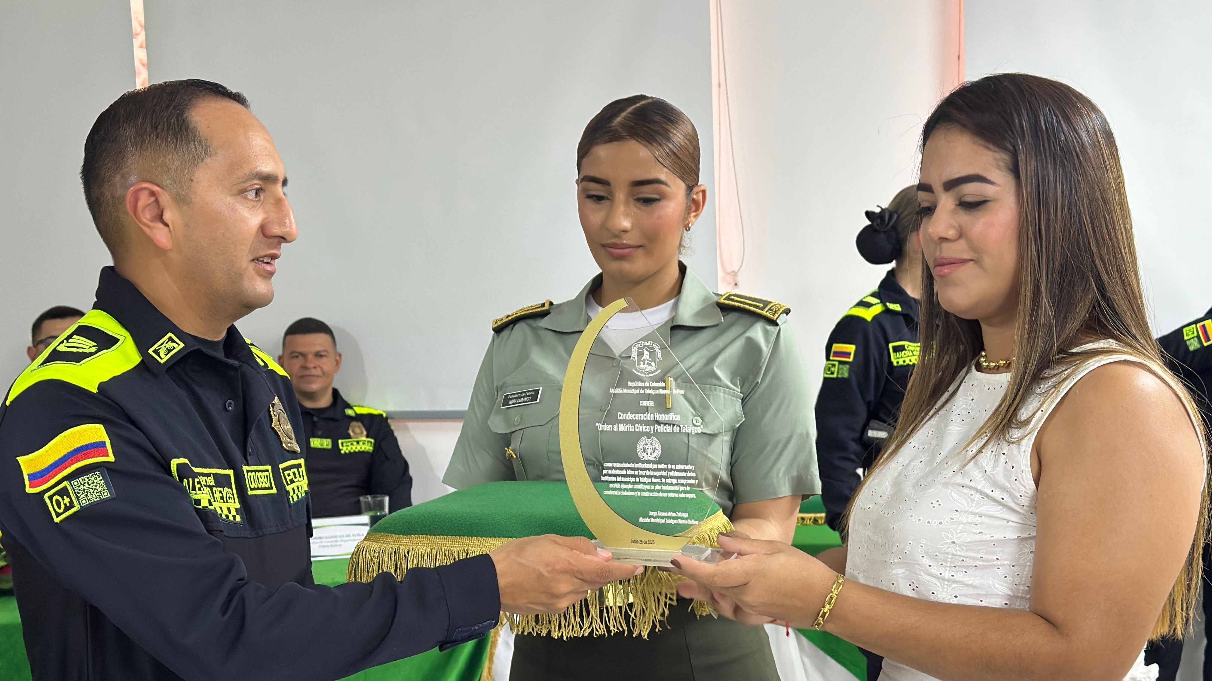 Uniformados en evento de conmemoración de la Policía de Bolívar.