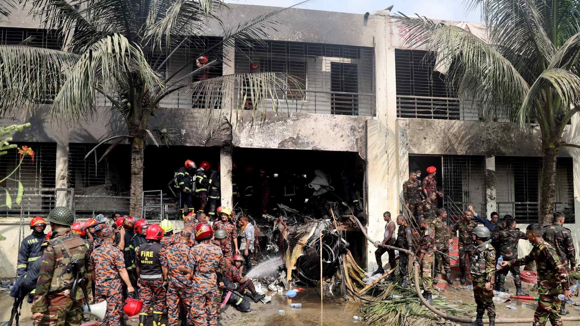 Avión de la Fuerza Aérea de Bangladés se estrella contra escuela