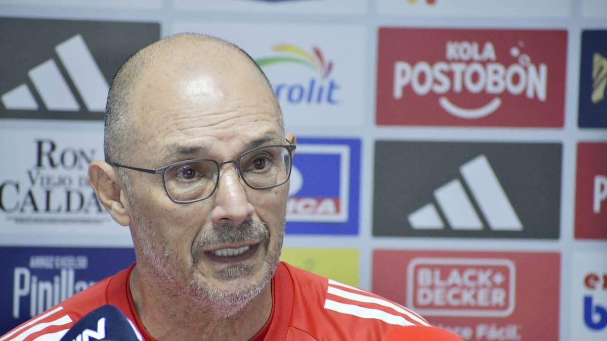 El entrenador Alfredo Arias en rueda de prensa.