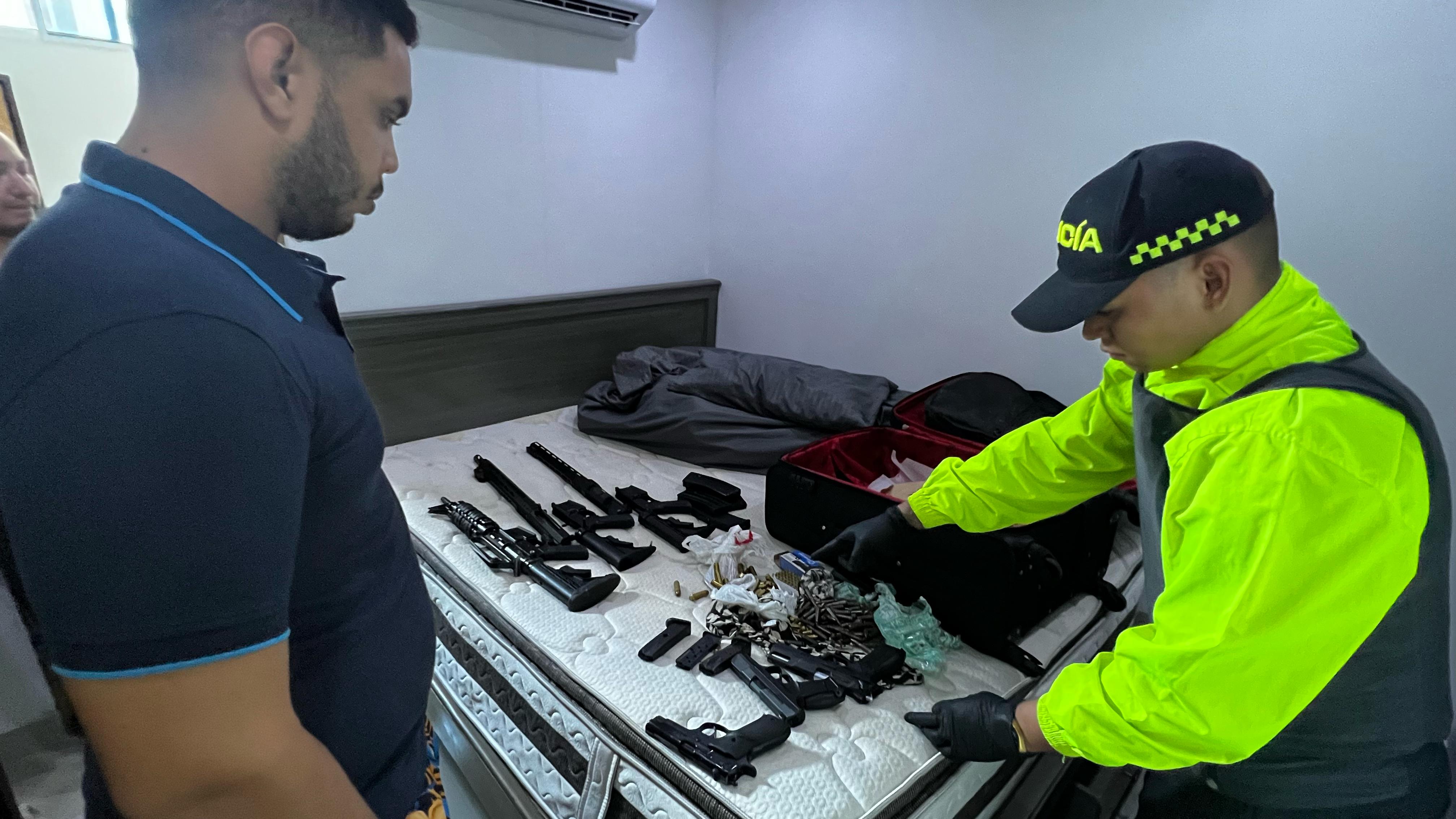 Autoridades con armamento de guerra hallado en vivienda de Barranquilla.