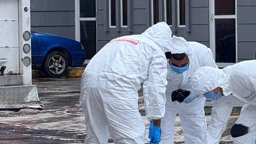 CTI recogiendo un cadáver.