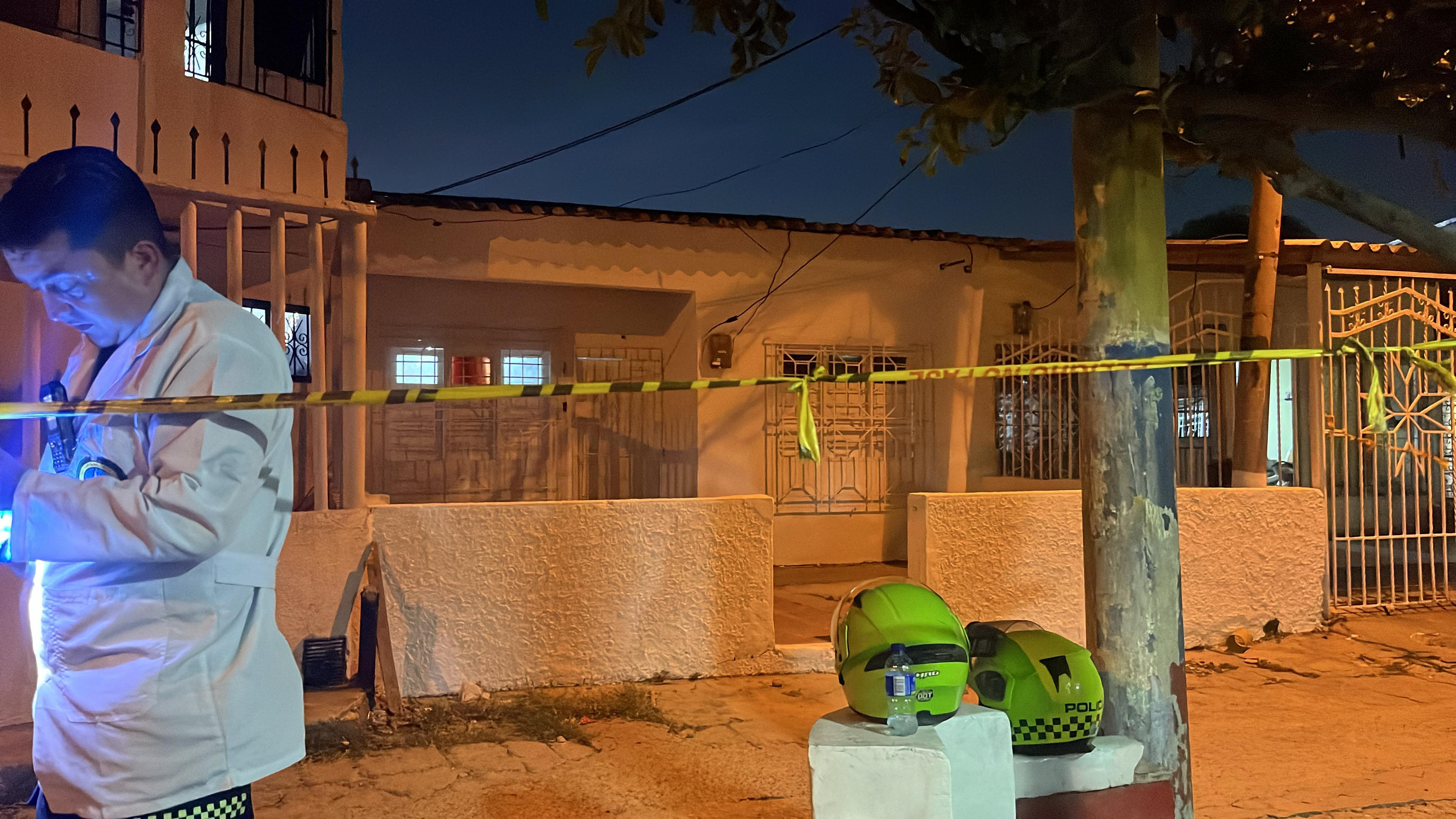 Perito del CTI en la escena del crimen en Vista Hermosa.