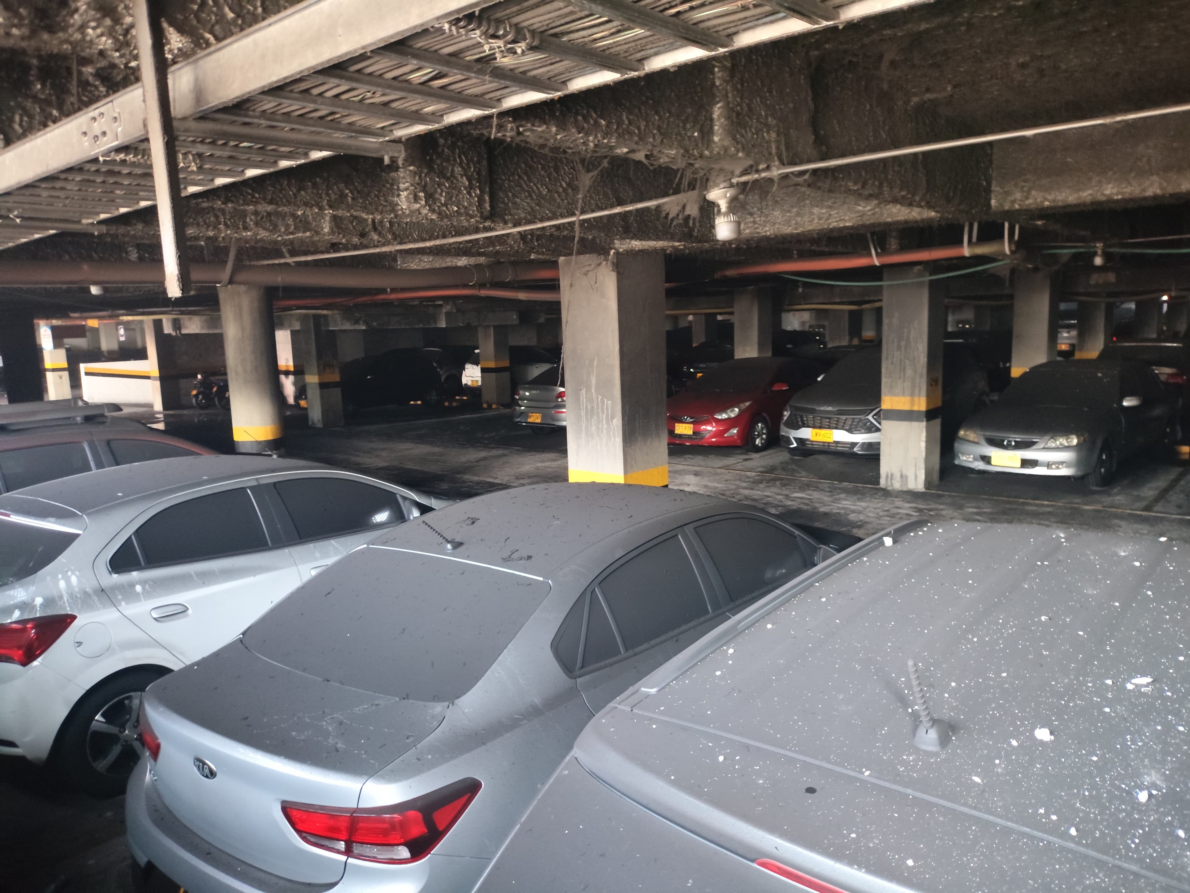 Así quedó el parqueadero del edificio