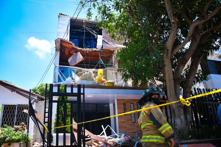 Casa desplomada en el barrio Olaya 