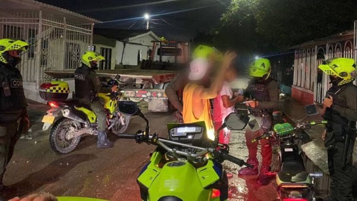 Uniformados de la Policía durante requisas