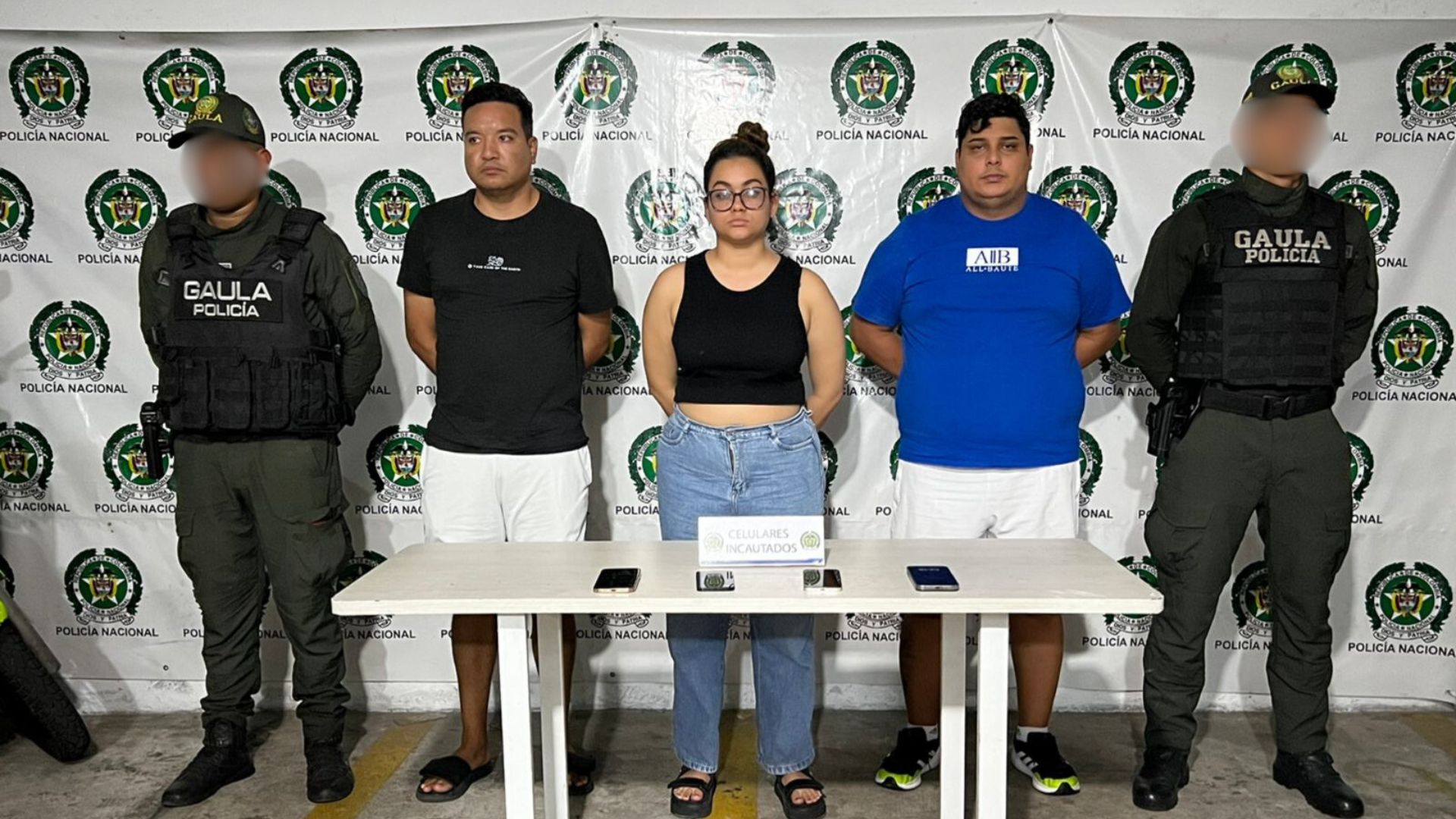 Las tres personas capturas por las autoridades.