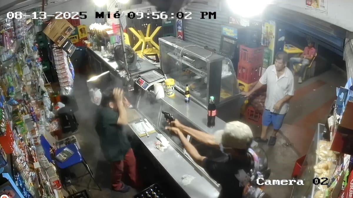 Momento exacto en el que el atacante dispara contra el tendero.