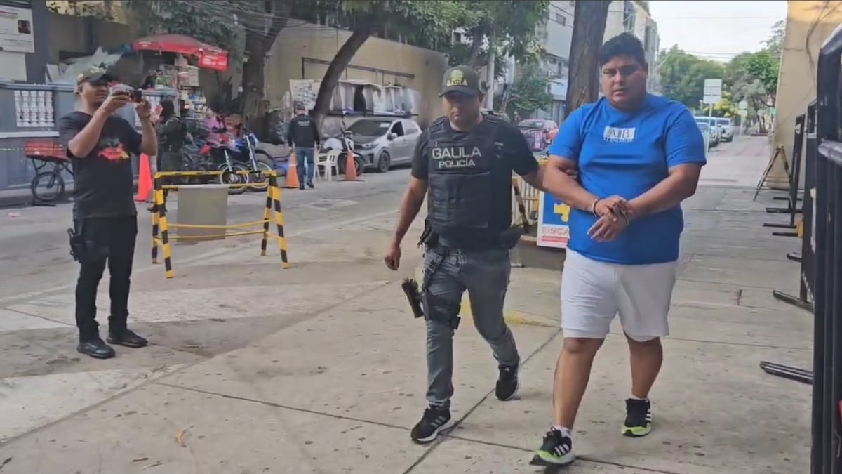 Óscar Gómez Rodríguez cuando era trasladado a la URI de la Fiscalía.