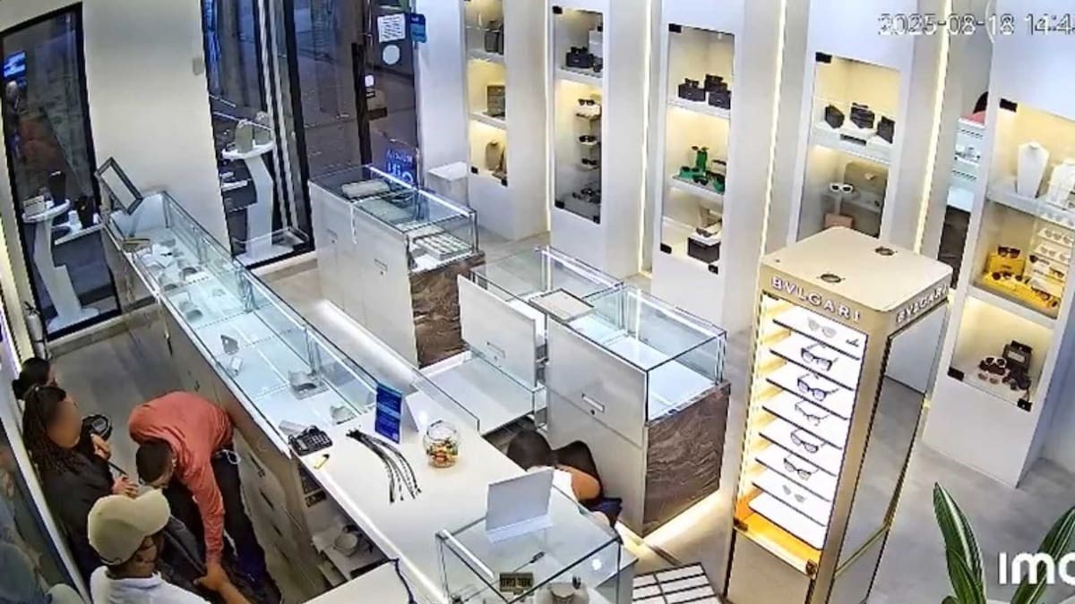 Captura de vídeo de cámara de seguridad al interior de la joyería 