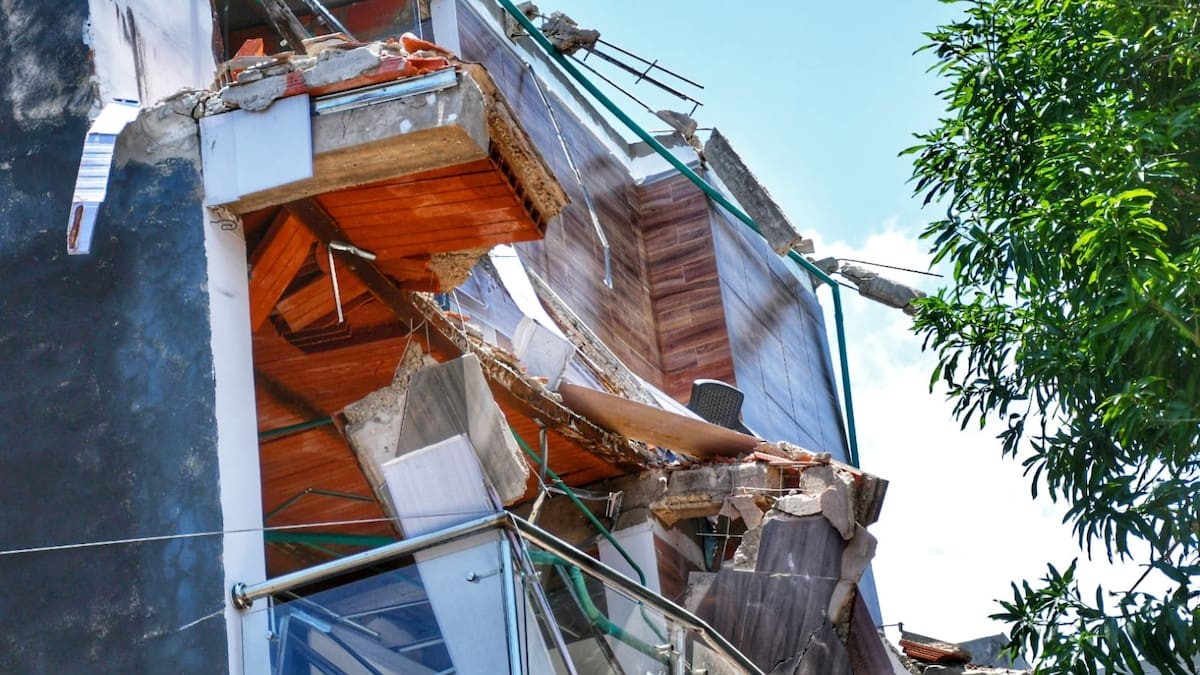 Casa desplomada en el barrio Olaya 