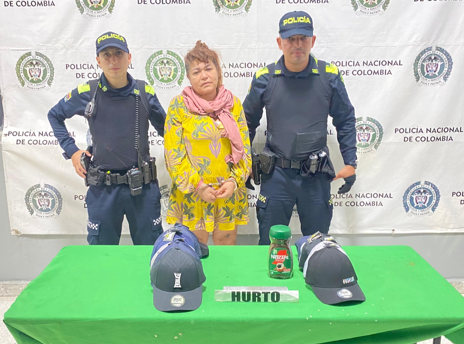 La mujer capturada en flagrancia.