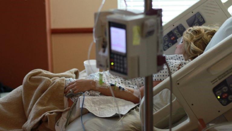 mujer, quien acusó a su esposo y sus suegros por tratar de asesinarla