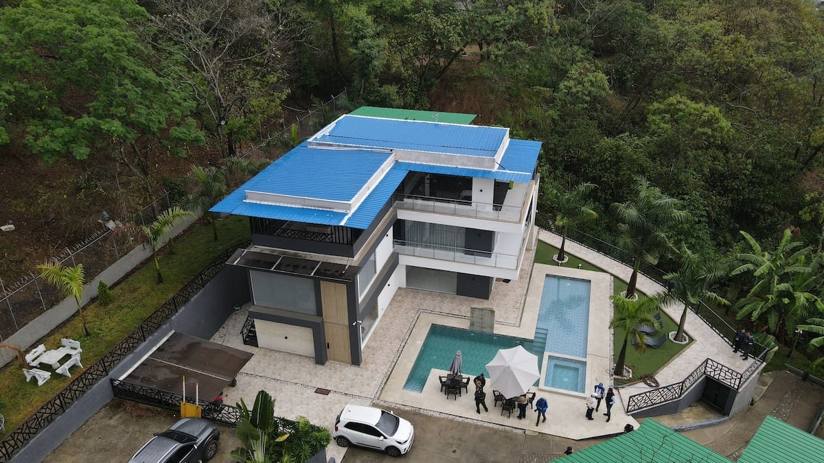 Mansión avaluada en 2.500 millones de pesos, en el corregimiento de Golondrinas, zona rural de Cali