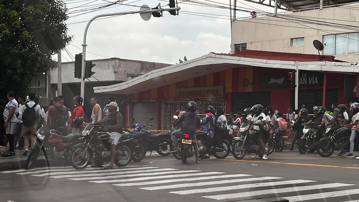 Varios mototaxistas observan la escena del hombre asesinado.