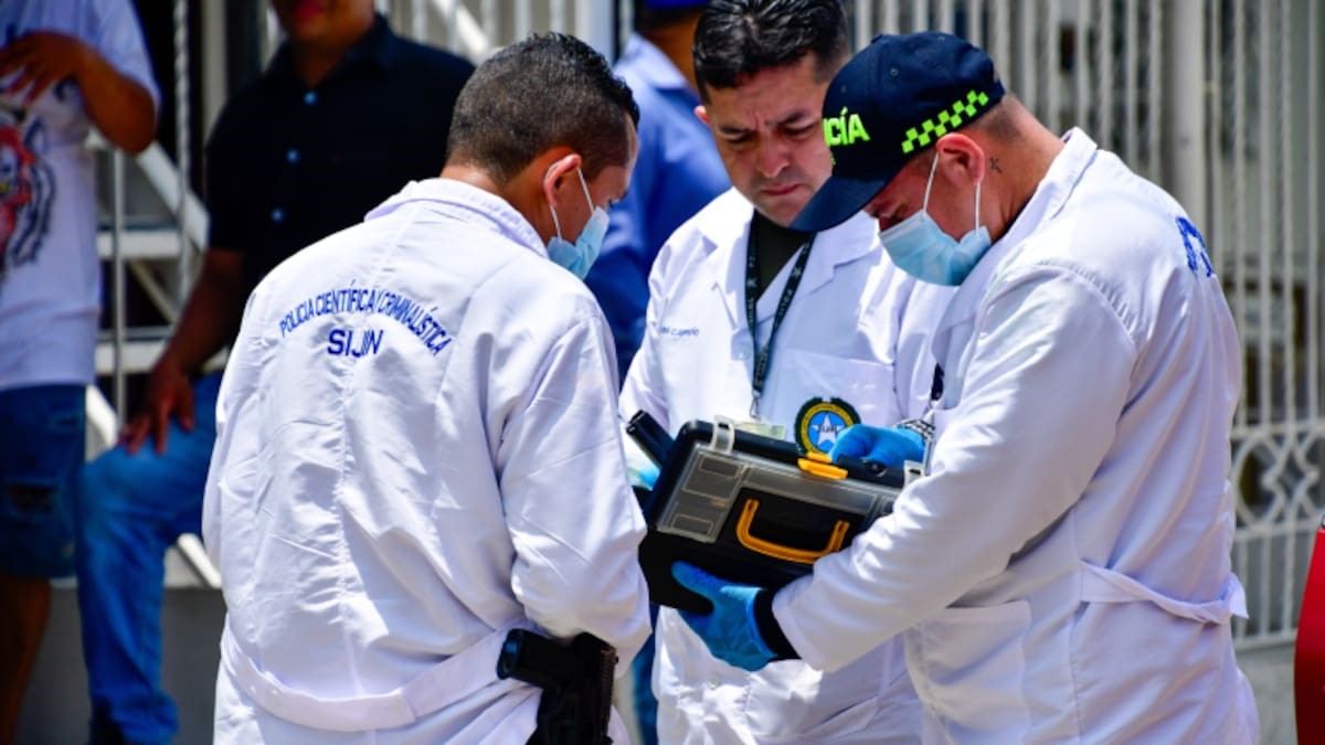 Unidades de la Sijín investigan en una escena del crimen en el sur de Barranquilla