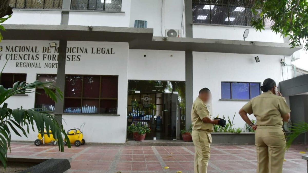 Miembros de la Armada Nacional en la sede de Medicina Legal.