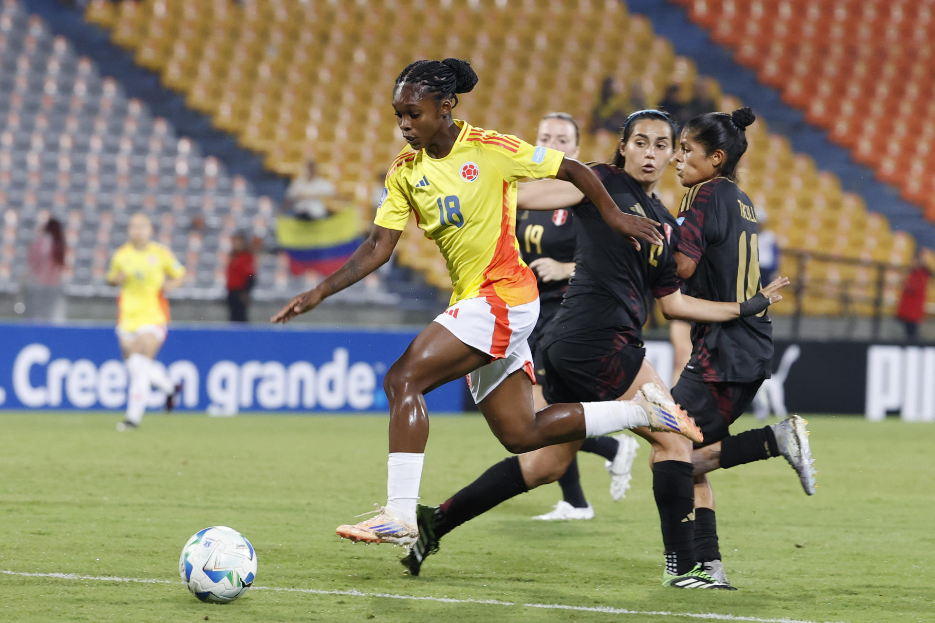 Linda Caicedo (i) de Colombia disputa el balón este viernes, en un partido de la Liga de Naciones Femenina entre Colombia y Perú en el Atanasio Girardot.
