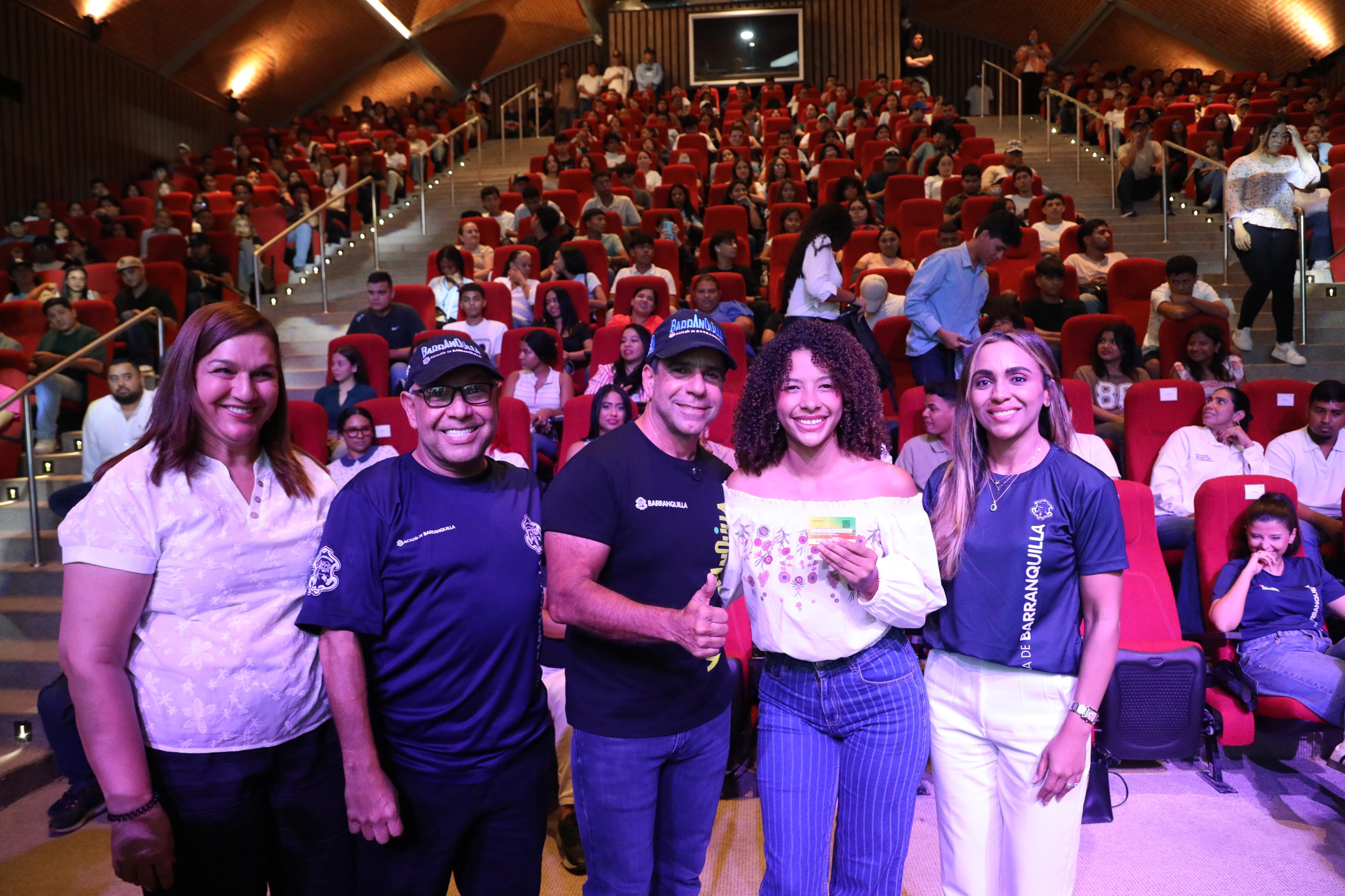 Alcalde Alejandro Char durante entrega del Estímulo Social de Transporte para estudiantes.
