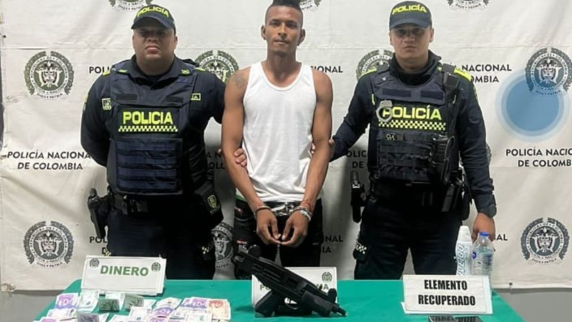 El capturado quedó a disposición de la Fiscalía General de la Nación por los delitos de hurto agravado y porte ilegal de armas de fuego.