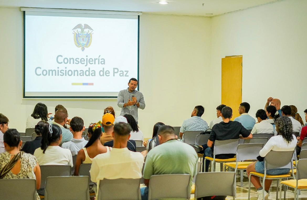 Camilo Pineda en la primera mesa de trabajo con jóvenes, mujeres y líderes de DDHH de Barranquilla y área metropolitana.