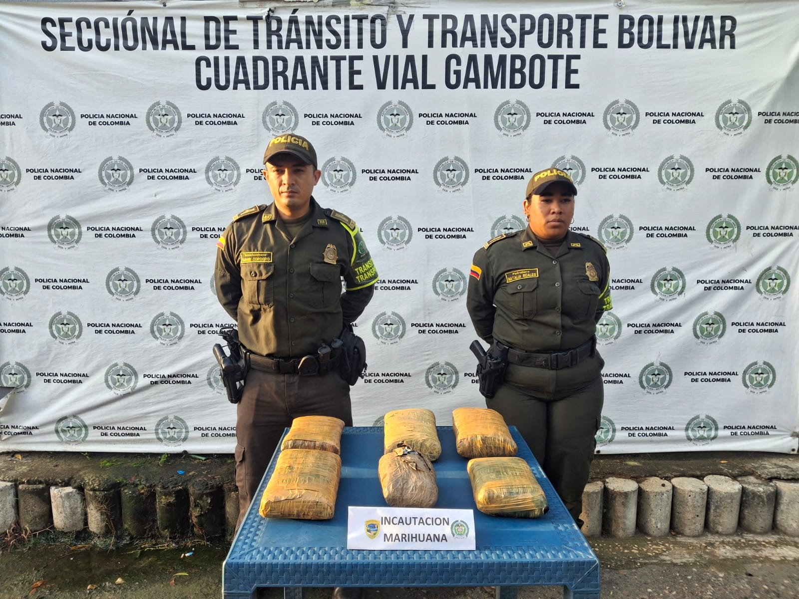 Durante la persecución, los individuos arrojaron una tula negra para deshacerse de la evidencia antes de escapar 