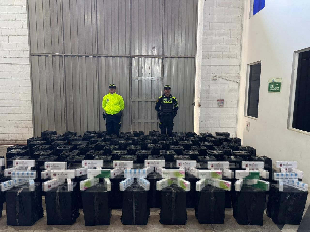 Mercancía ilegal incautada.