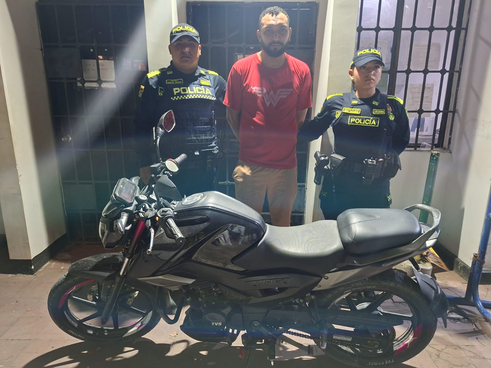 El capturado fue puesto a disposición de las autoridades competentes para que responda por el delito de hurto.