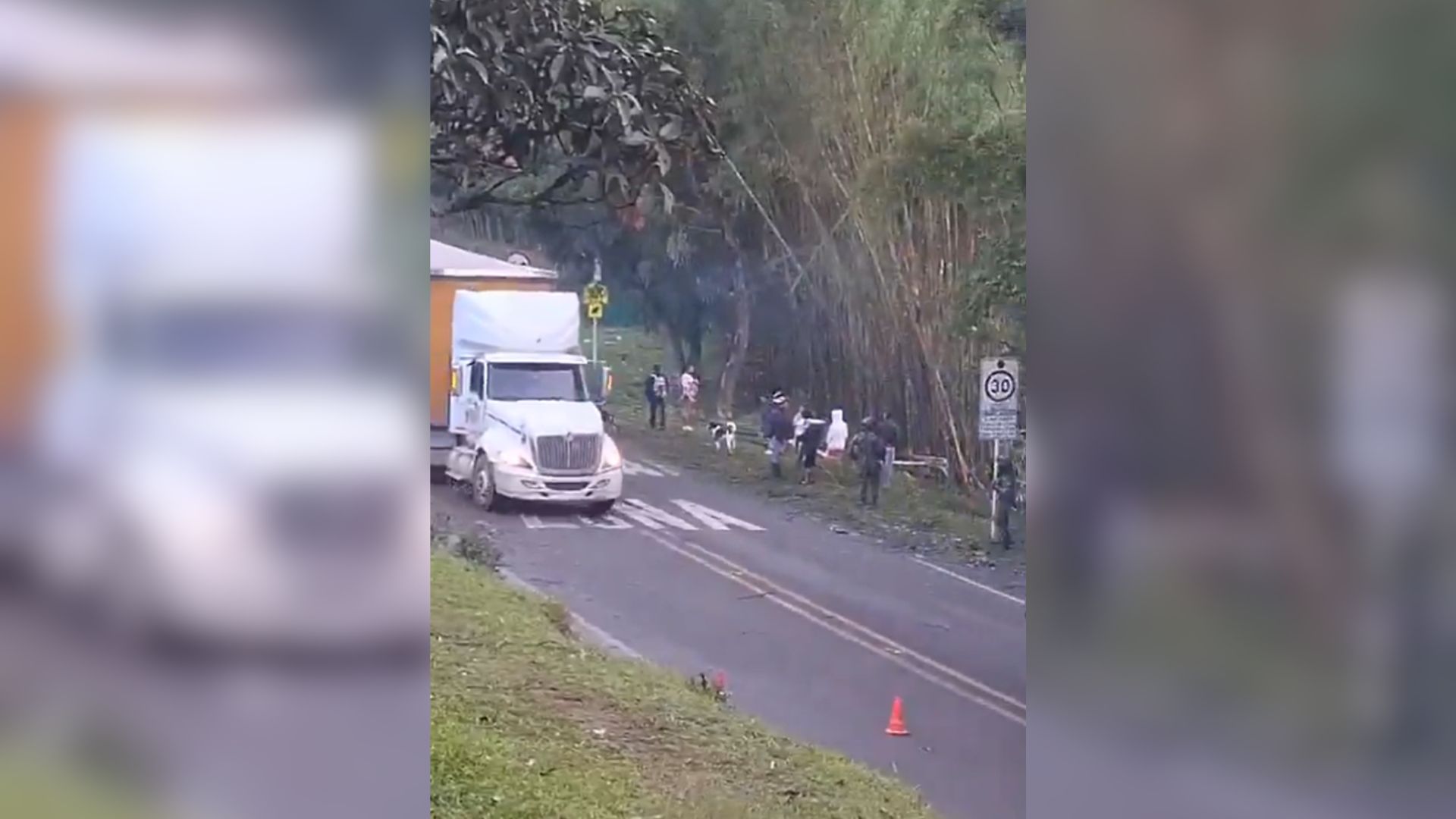 Imágenes posteriores a la explosión de un carrobomba en la vía Panamericana, en Cauca.