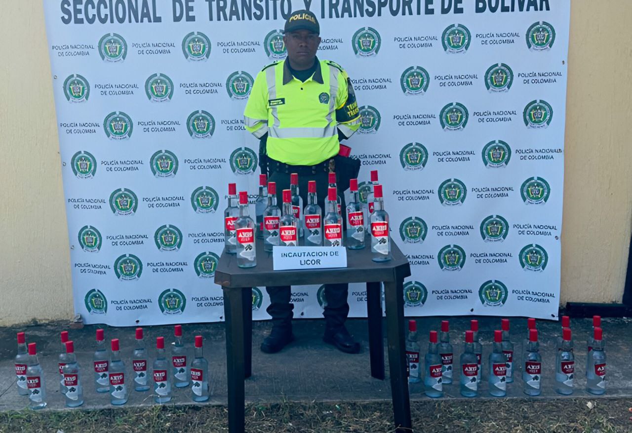 La Policía Nacional realizó la incautación de 36 botellas de licor tipo ginebra, marca AXIS.