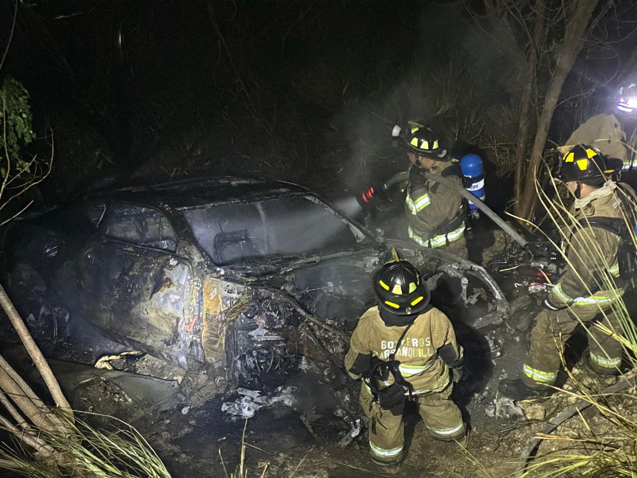 Bomberos en el accidente de la Circunvalar de la Prosperidad.