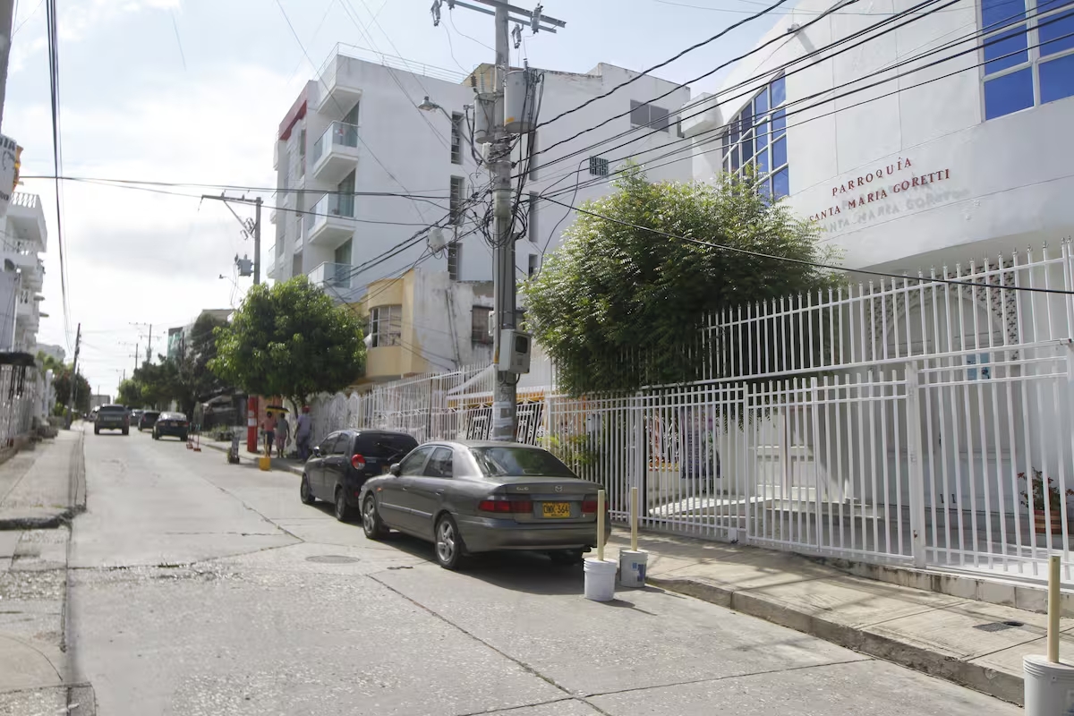 El hombre quedó gravemente herido y fue auxiliado por personas que se encontraban en el lugar.