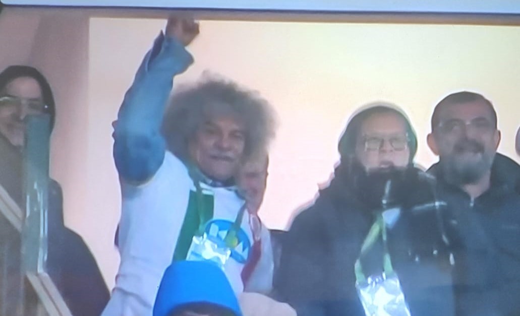 Carlos Valderrama celebrando uno de los goles de su yerno, Daniel Moreno. ‘El Pibe’ se puso la camiseta del Amed SFK.