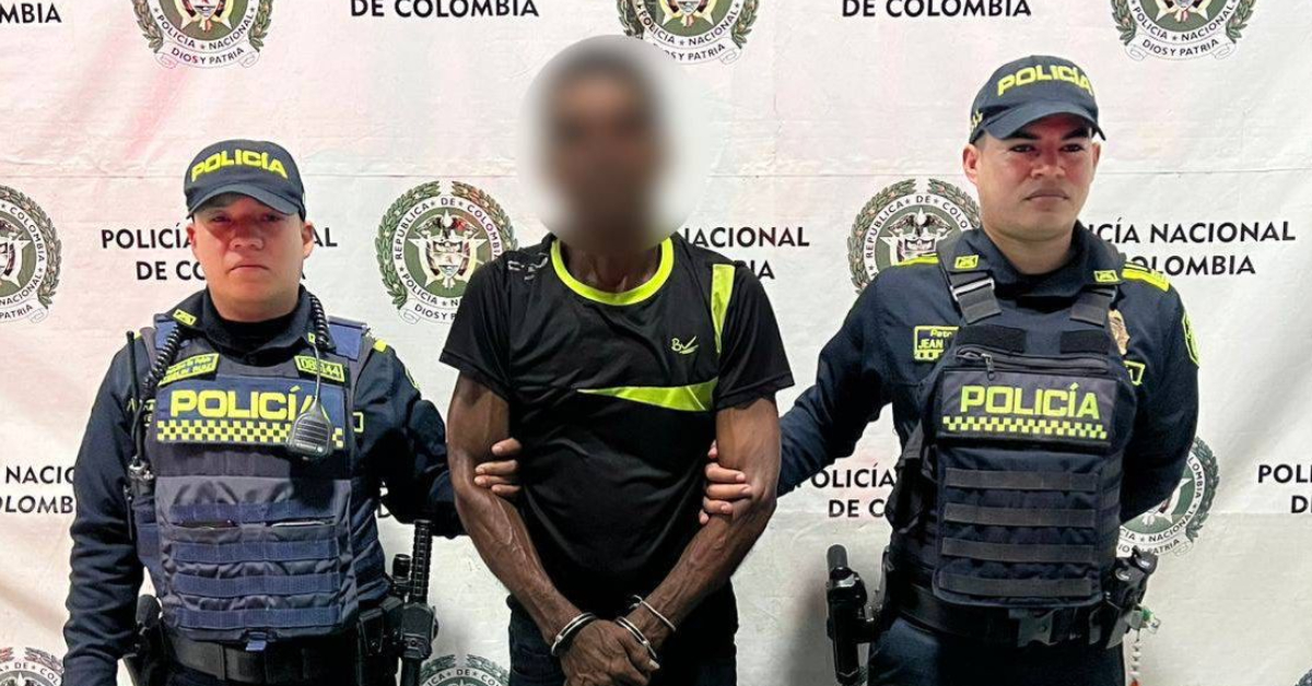 Al presunto agresor se le halló un arma cortopunzante tipo cuchillo en la pretina del pantalón.