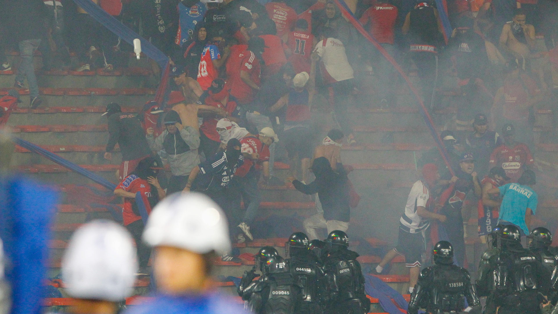 Momento de las riñas en el estadio de Medellín tras final de Copa Colombia.