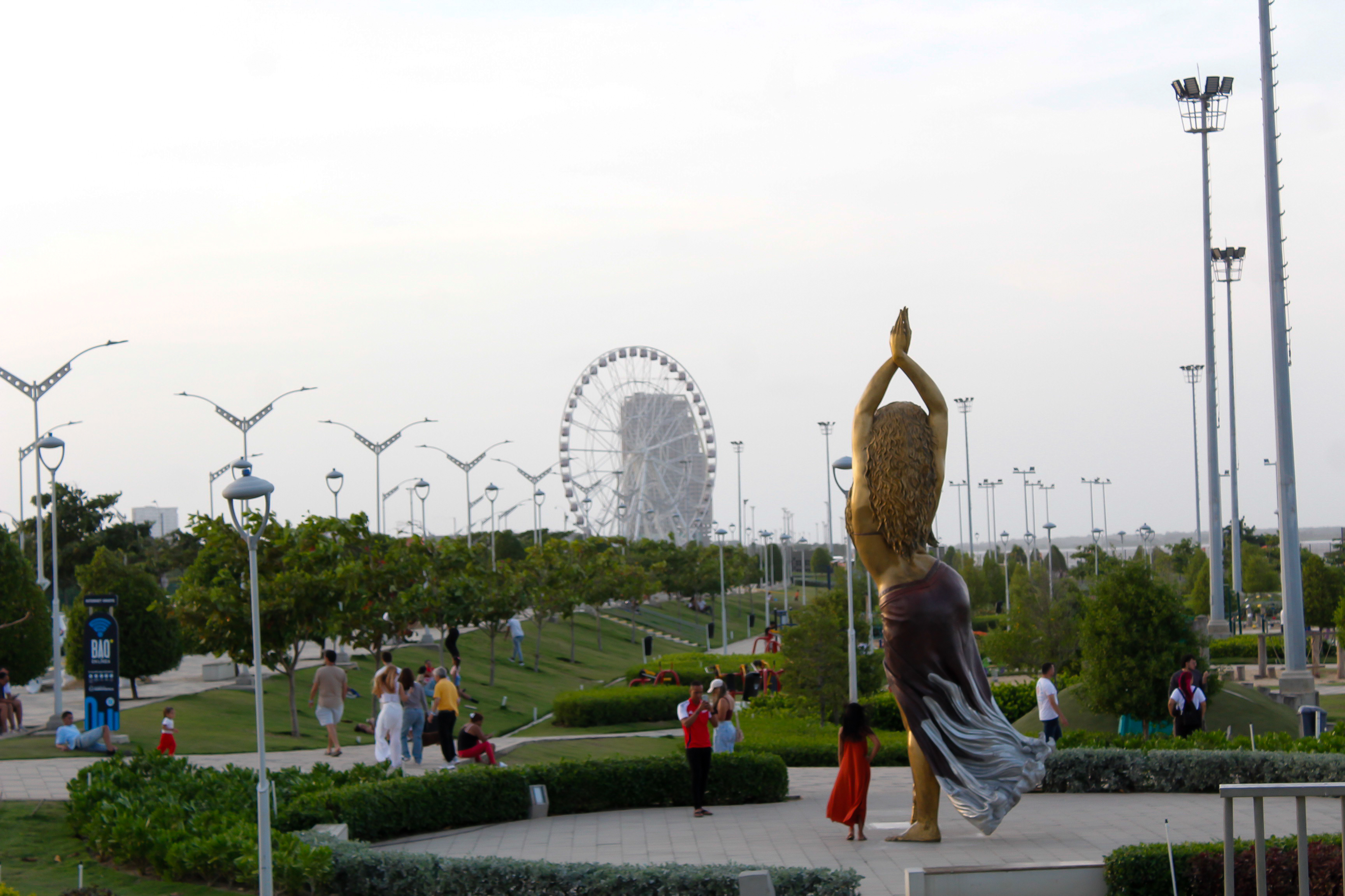 La Luna del Río se ha convertido en el mayor atractivo del Gran Malecón. Desde la estatua de Shakira se observa imponente.