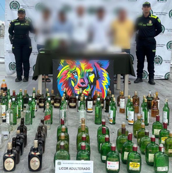 Fotografía de alcohol adulterado incautado por la Policía Metropolitana de Barranquilla al grupo delincuencial.