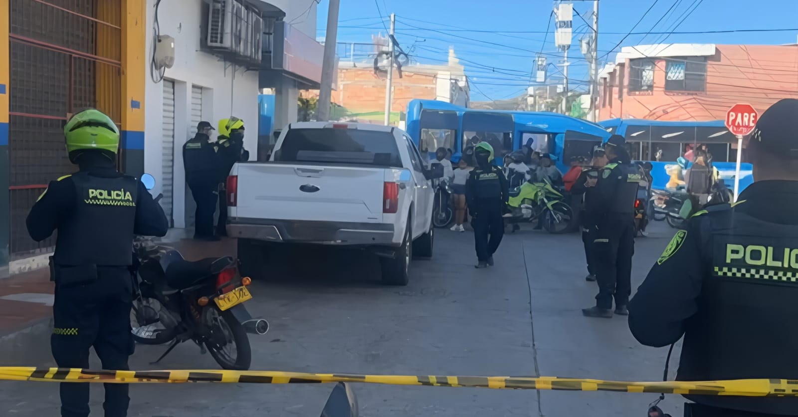 El hombre fue asesinado dentro de una camioneta marca Ford, de placas FRT-777, adscrita al tránsito de Barranquilla.