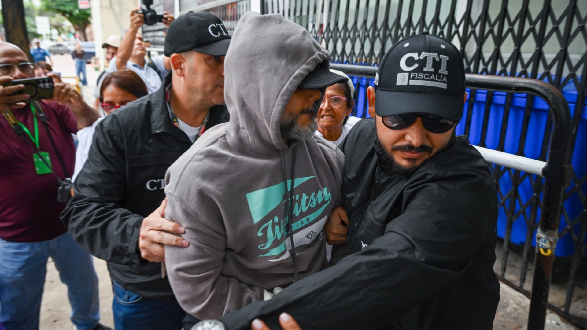 Álvaro Felipe Rivera Ramírez siendo conducido por agentes del CTI hasta las instalaciones de la URI de la Fiscalía.