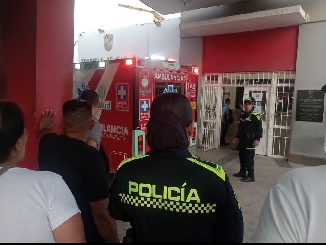 Policías en la entrada del Hospital de Galapa.