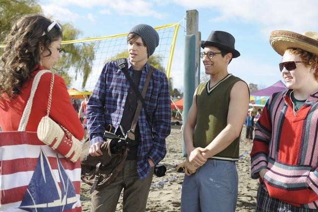 Sarah Hyland, Matt Prokop, Jimmy Bellinger, and David Del Rio en Geek Charming.