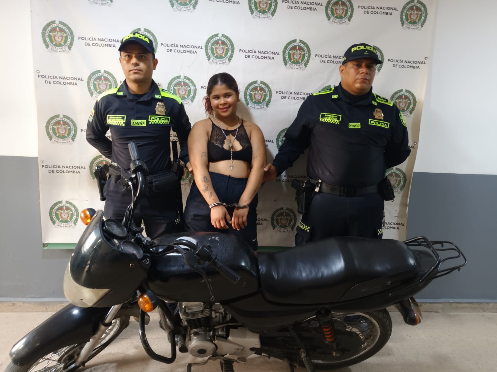 La patrulla encontró a la mujer oculta entre la maleza, en posesión de dos armas de fuego de fabricación industrial.