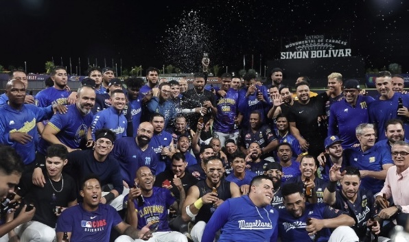 El festejo de Navegantes de Magallanes tras derrotar a Caimanes y coronarse campeones de la Serie Las Américas.