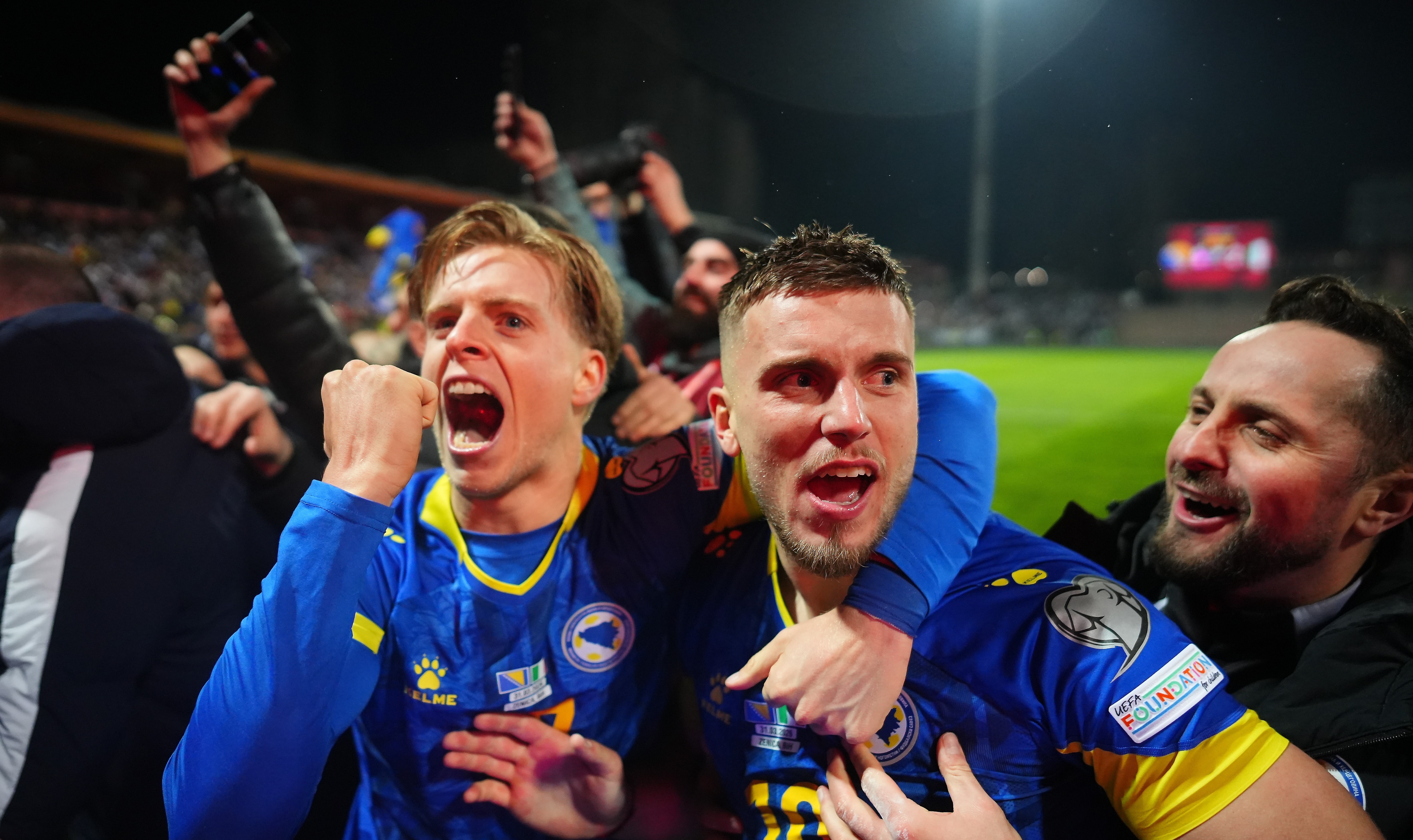 Los jugadores de Bosnia y Herzegovina celebrando la victoria sobre Italia y la clasificación al Mundial de 2026.
