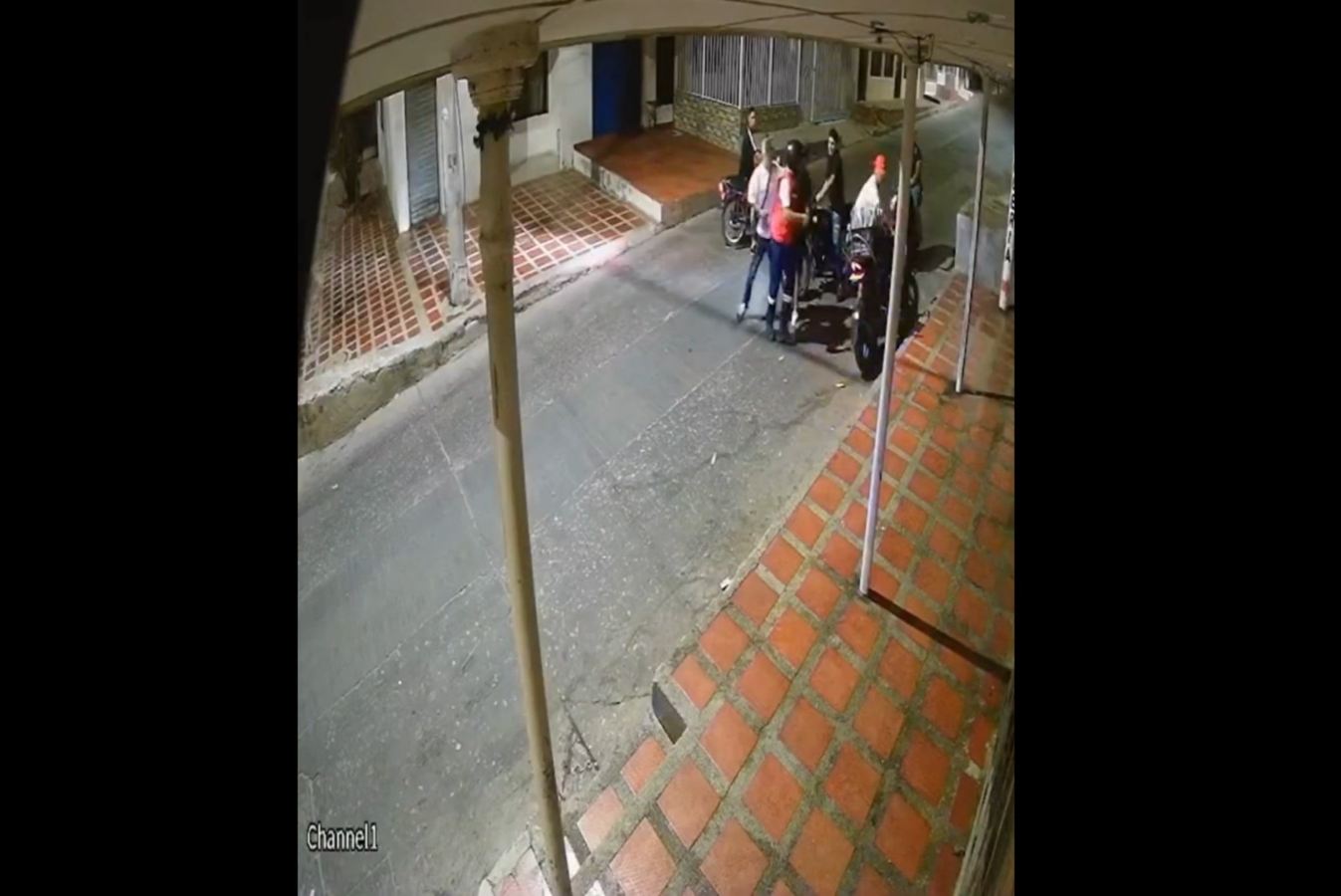 Momento del robo a trabajador de El Heraldo