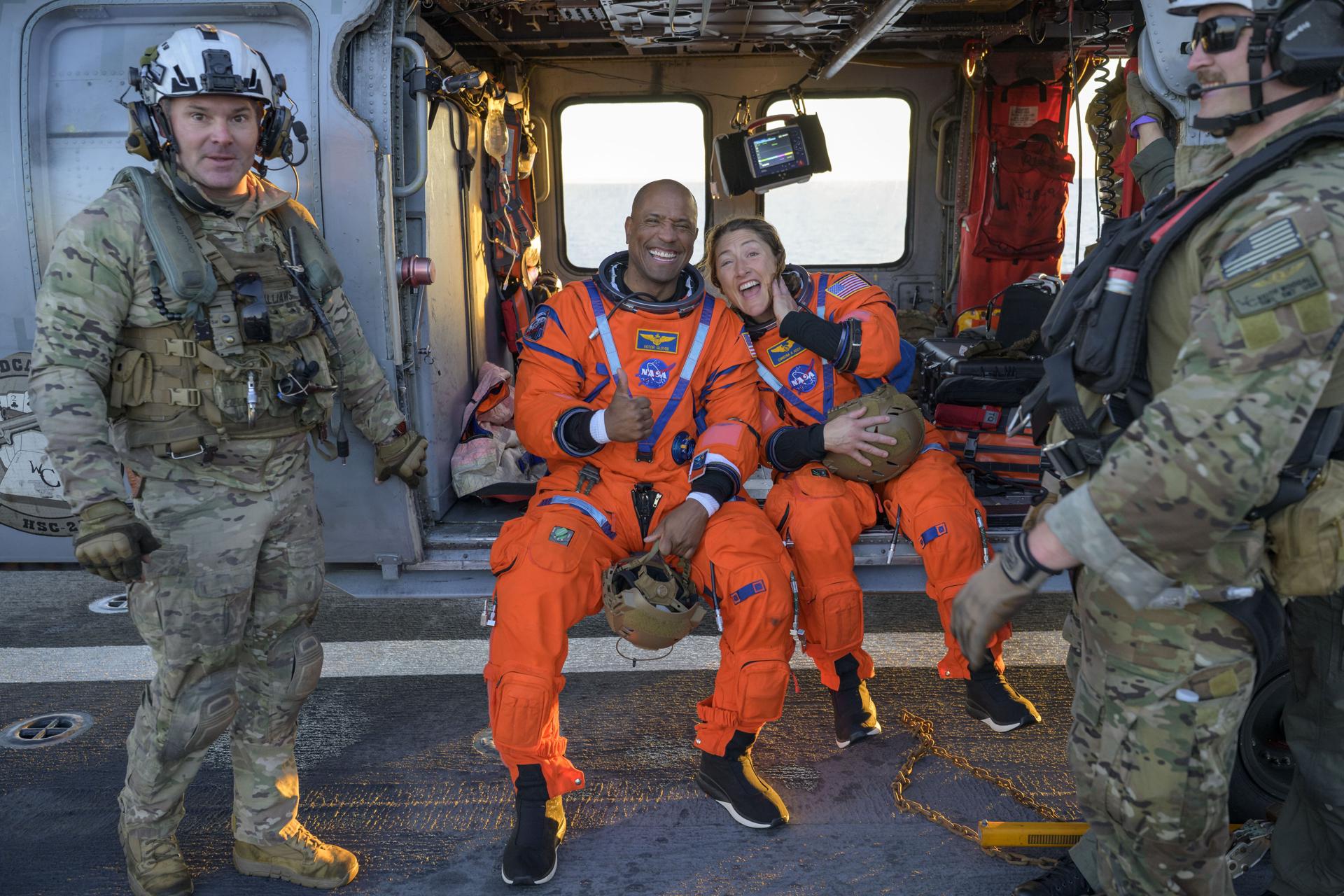 Victor Glover, piloto de Artemis II, y la la astronauta de la NASA Christina Koch.