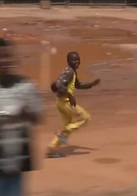 El niño se hizo viral luego de emprender una carrera tras el Papamóvil